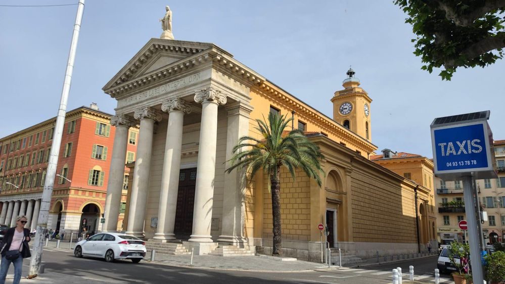 Église et quartier du Port de Nice, à proximité de l'agence